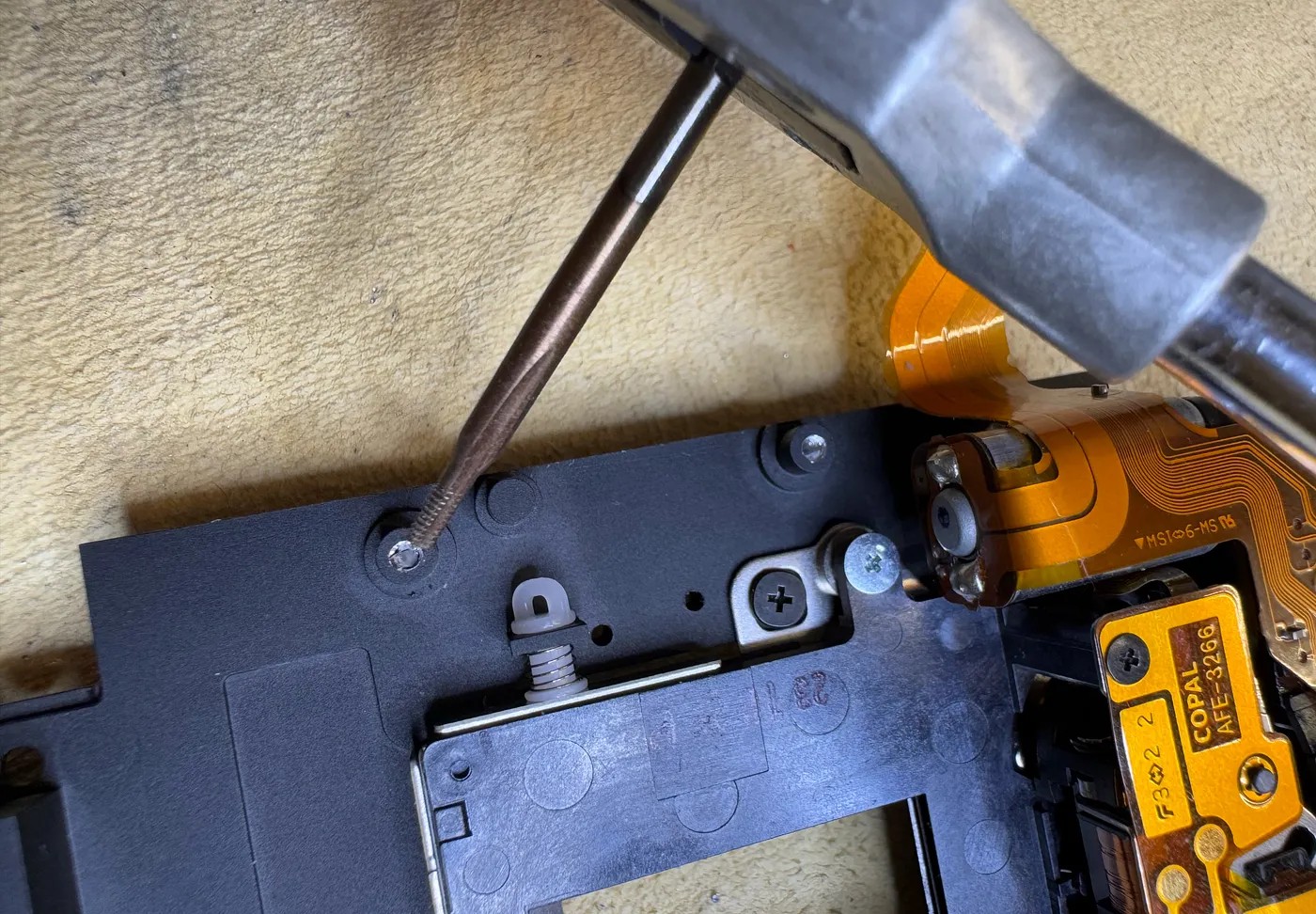 Метчик, сломавшийся внутри отверстия