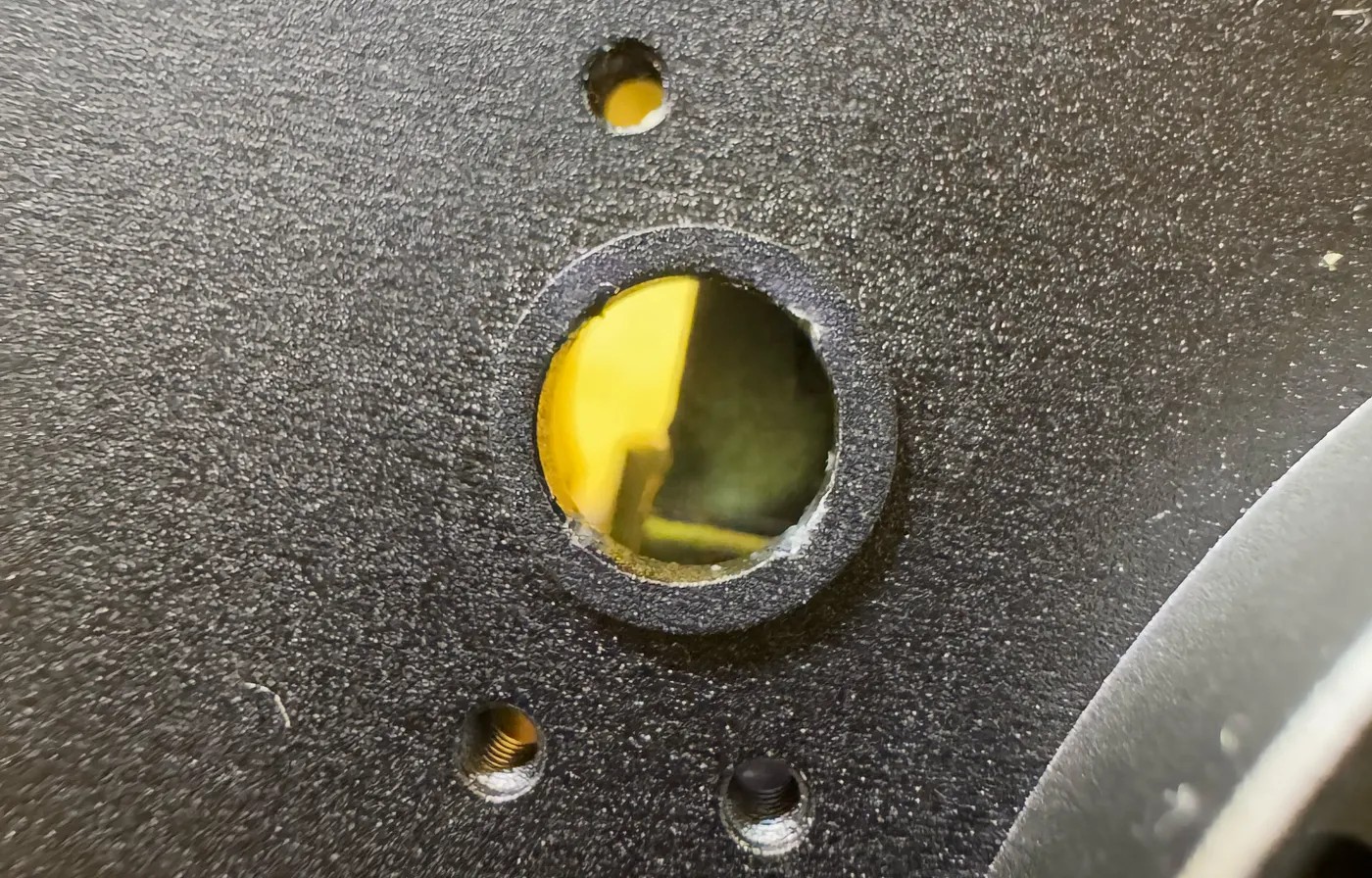 Бортик вокруг отверстия переднего рычажка смещён относительно центра. В конструкции есть ещё несколько подобных ошибок.