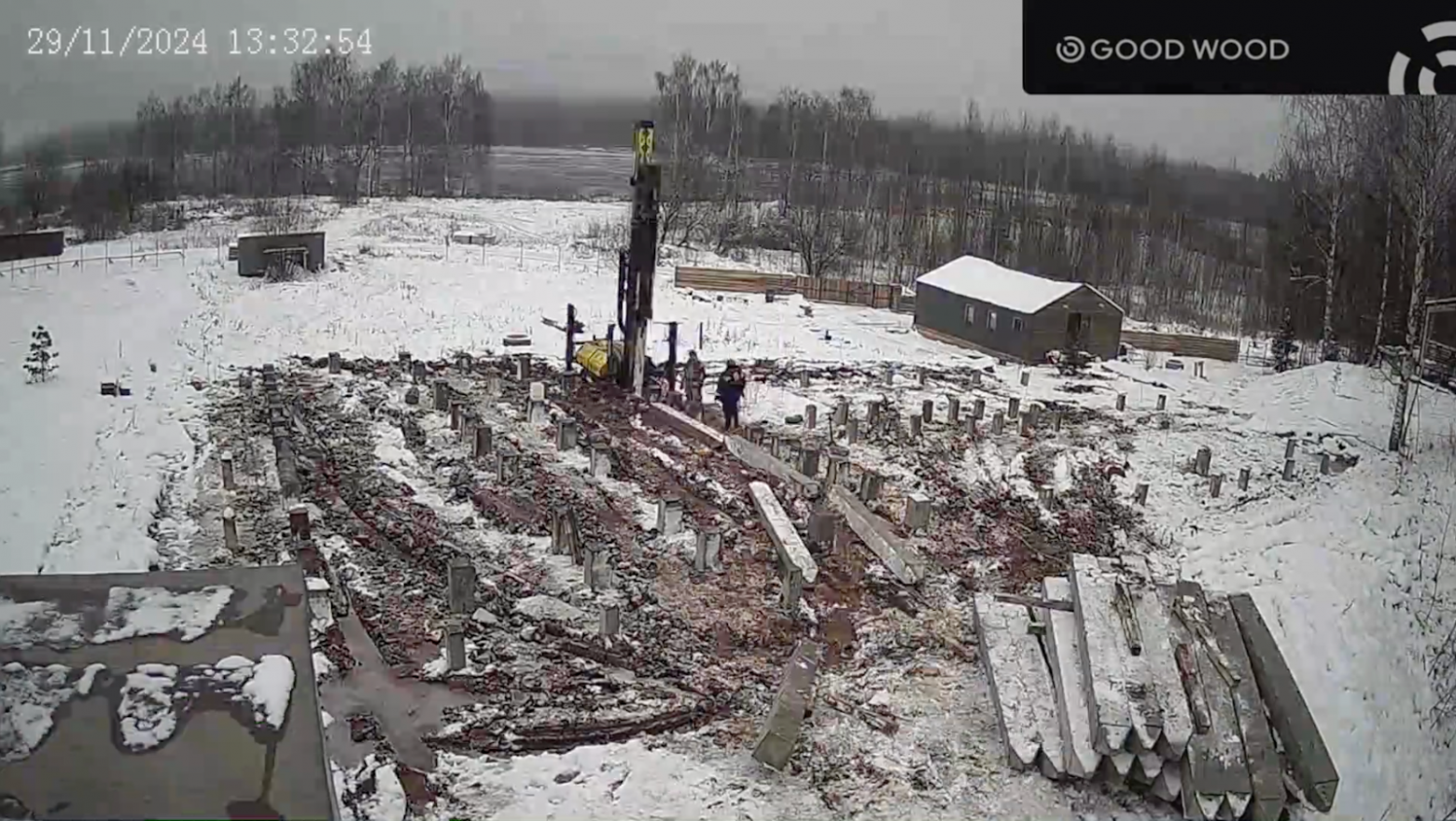 В режиме реального времени видно, как строят дом 