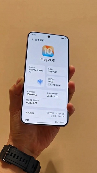 Для тех, кто предпочитает компактные флагманы: Honor Magic 8 Pro Air с экраном 6,31 дюйма, аккумулятором 5500 мАч и топовой камерой показали на живых фото