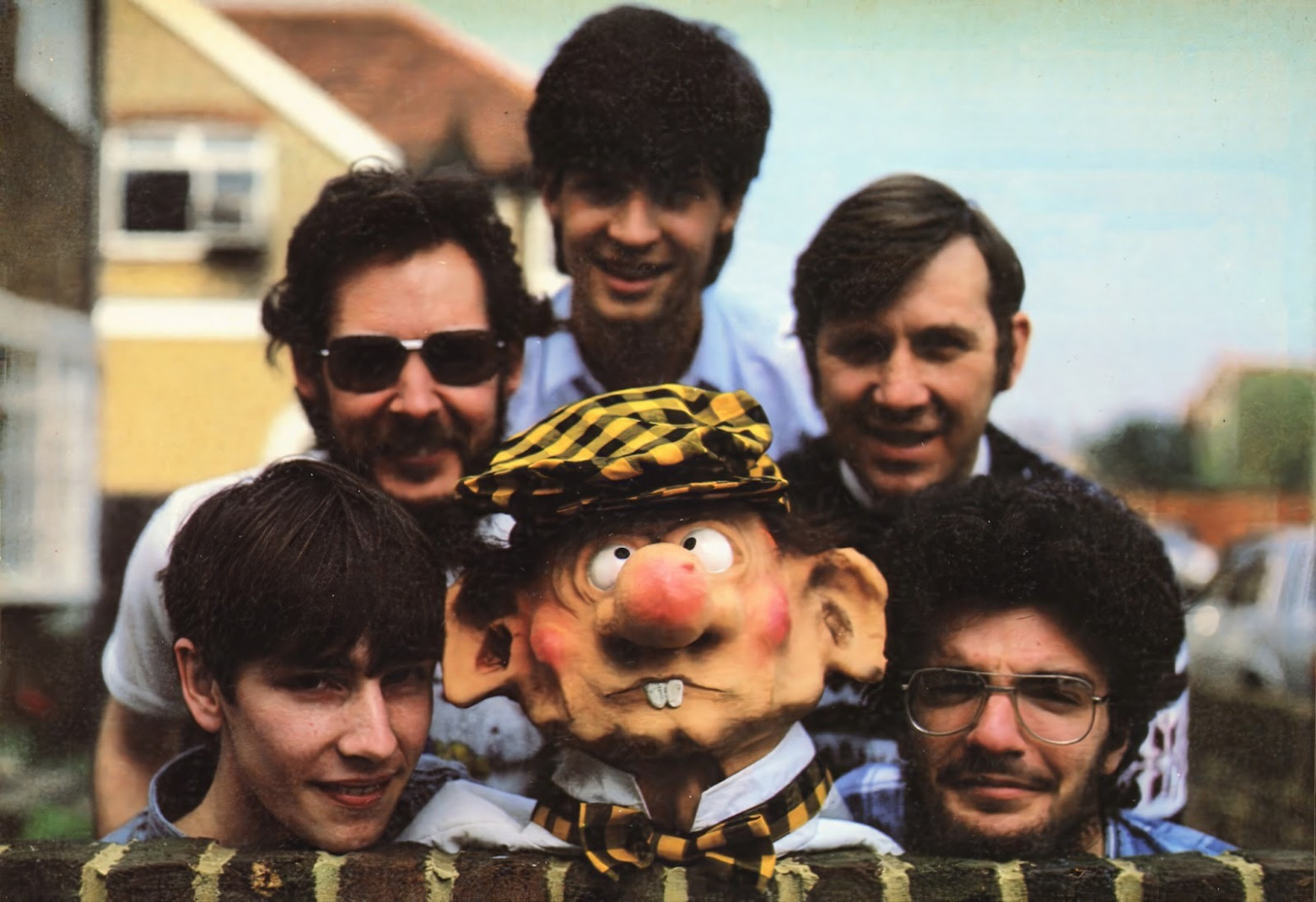 Сотрудники Mikro-Gen. Слева направо: Дэвид Ши, Эндрю Лори, Дэвид Перри, Майк Мик и Крис Хинсли. И фигура будущего маскота компании Уолли Уика в центре Сотрудники Mikro-Gen. Слева направо: Дэвид Ши, Эндрю Лори, Дэвид Перри, Майк Мик и Крис Хинсли. И фигура будущего маскота компании Уолли Уика в центре