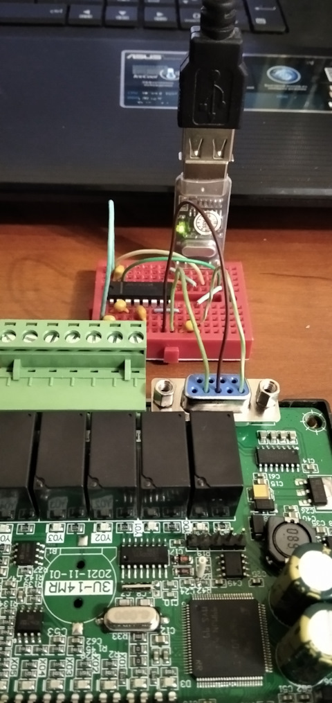 Собранный на коленке интерфейс COMport. Со стороны ПЛК кразъему подключена микросхема SP3232, получается ttl преобразовывается в COM, COM преобразовывается в ttl, лучше бы добавили штырьковый  разъем на плату для подключения ttl.