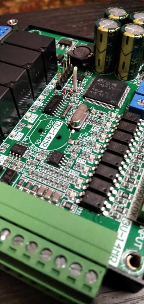 Разъем SWD пять штырьков, и штырек BOOT0 с надетой винтовкой.