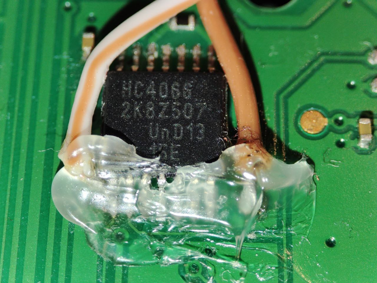 Простите за термосопли, не сфоткал до их появления. А появились они чтобы случайно не вырвать площадки на плате и ножки микросхемы. DC подпаивать к самой левой ножке микросхемы, RST - к круглой контактной площадке чуть правее микросхемы.