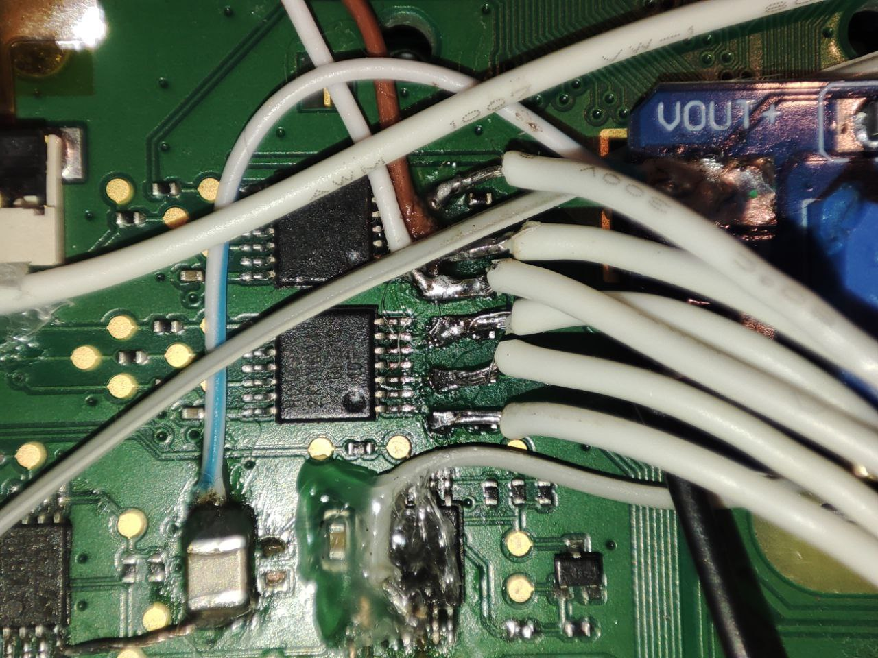 Проводов тут достаточно много, особенно после того, как я восстановил потерянные дорожки на плате. Однако ряд из 6 белых проводов, приходящих справа, отчётливо виден. Сюда же я подпаял DC/RST второго контроллера.