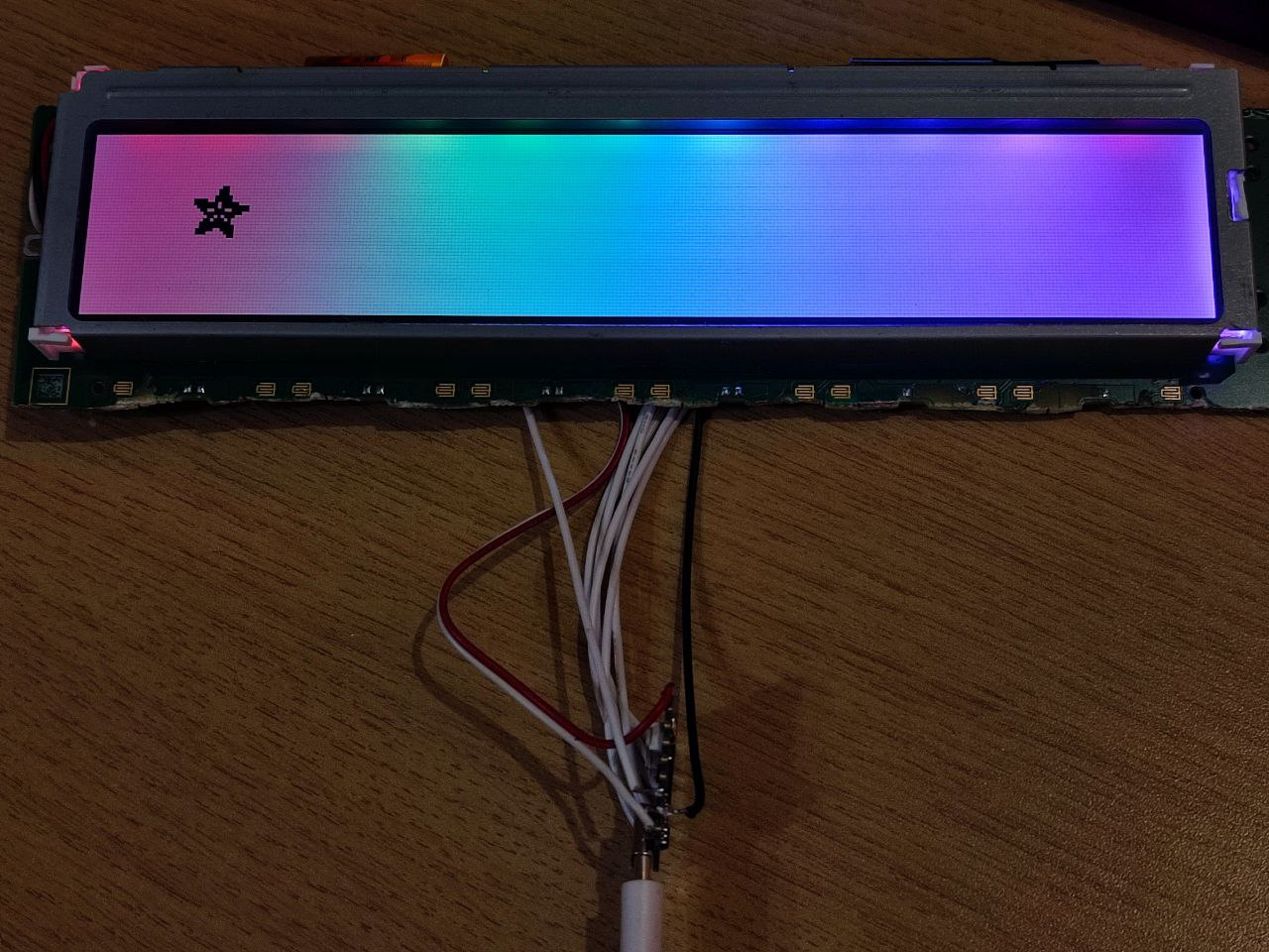 Неплохо выглядит инвертированное изображение: выглядит почти как FSTN Positive. Немного видно неравномерность подсветки. 