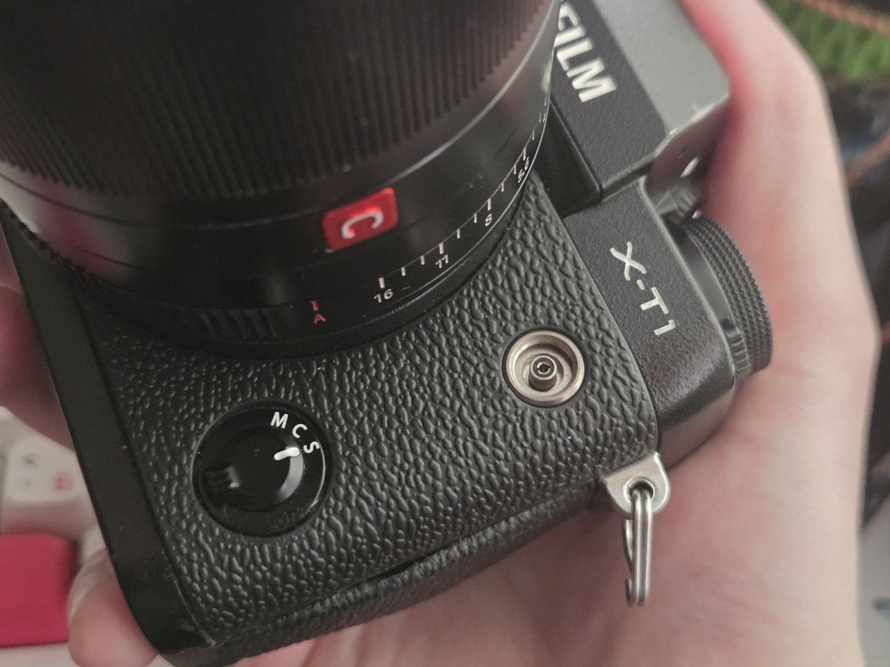 Да, тут даже PC-разъём для синхронизации вспышки есть: интересно, сколько людей его реально использует...