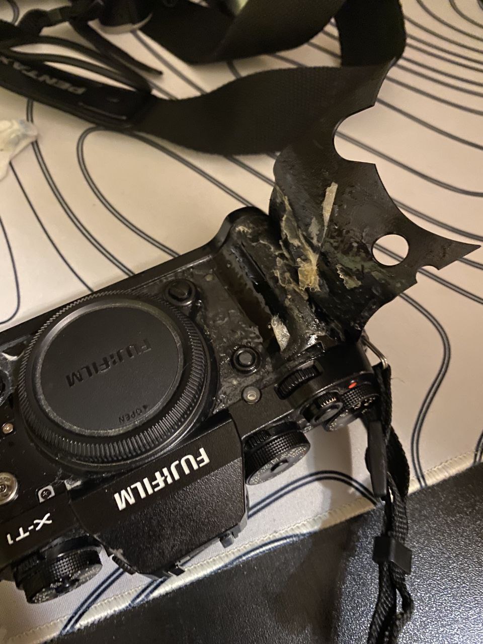 Никогда, НИКОГДА не заливайте резинки каким-нибудь Космофеном и подобными суперклеями: отдирать резинки потом будет очень сложно!