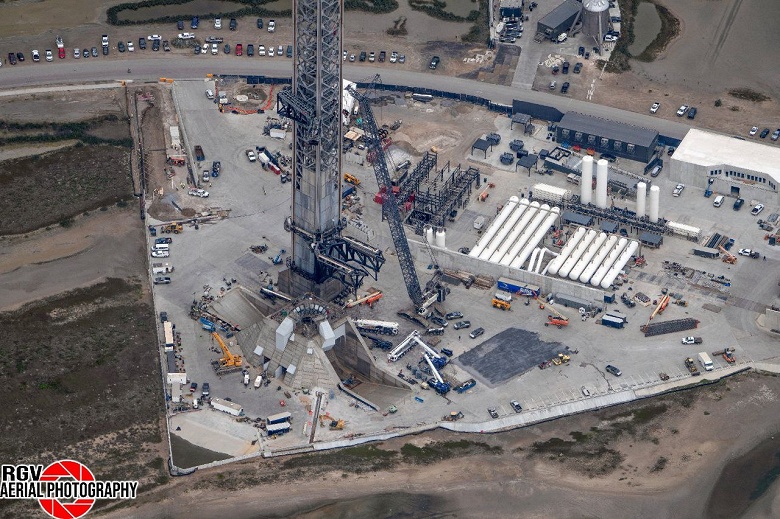 Отсюда ракеты Starship должны запускать на Луну и Марс: появились качественные фото нового стартового стола и башни Mechazilla на космодроме Starbase