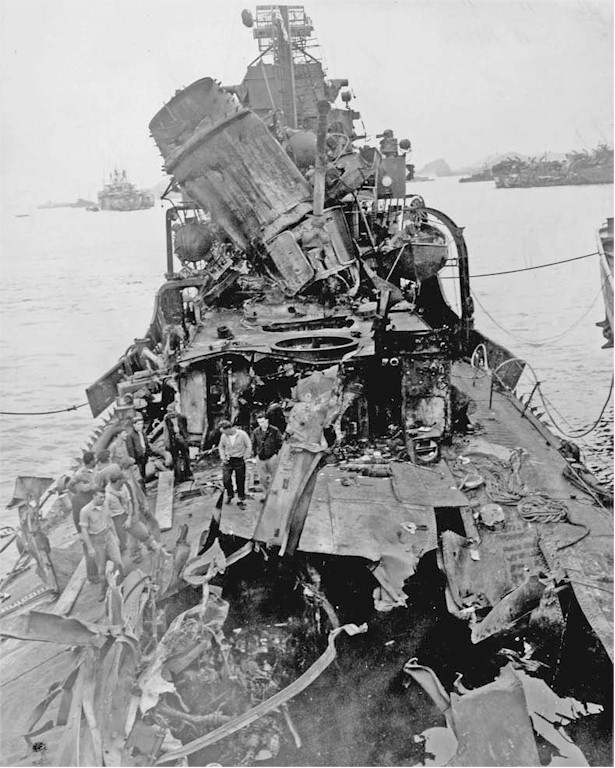 USS Newcomb после попадания нескольких камикадзе. На заднем плане виден радар.
