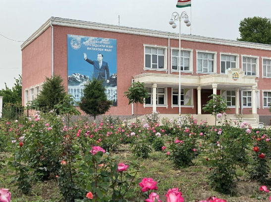 Центр города Дусти. Административное здание.