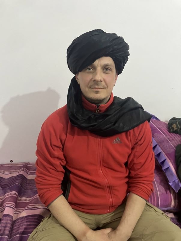 Мне повязали тюрбан, видимо, в знак дружбы)