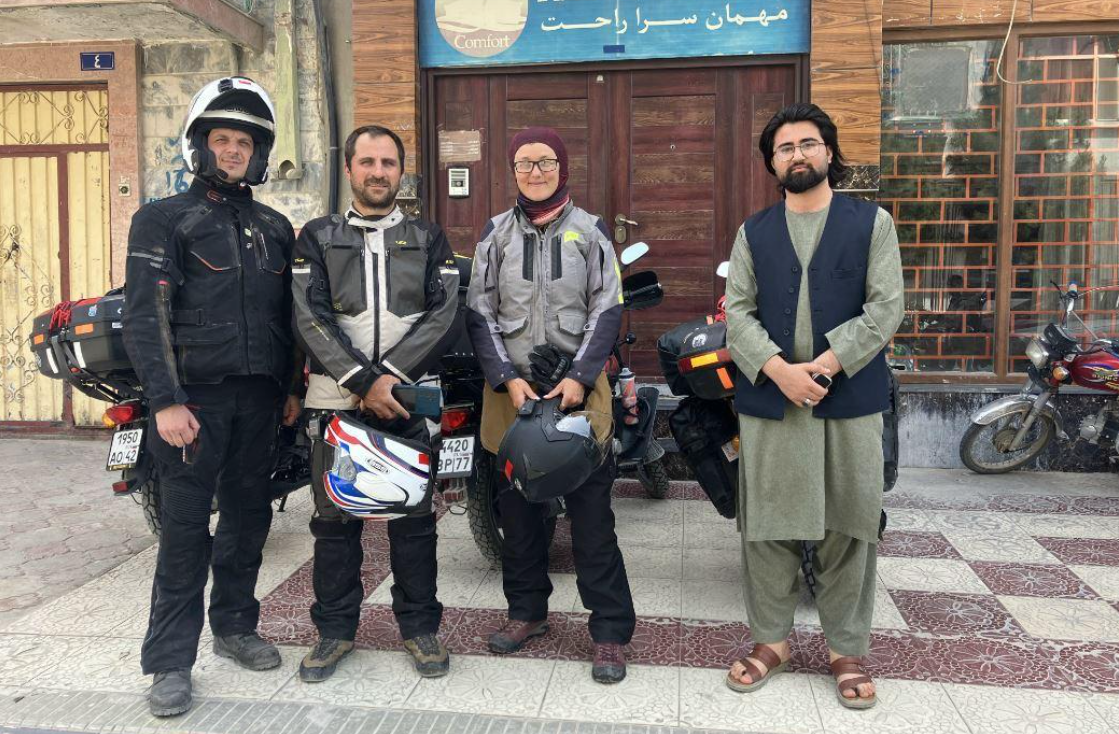 Общее фото возле Отеля в Мазари-Шариф