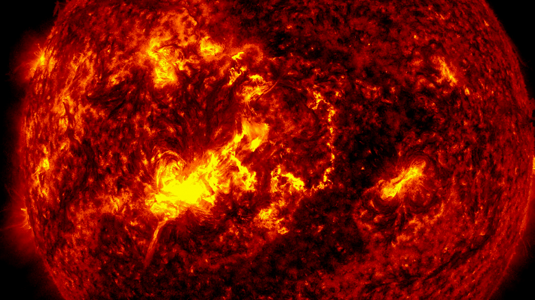 Плазменный выброс от мощной вспышки на Солнце летит к Земле со скоростью 2000 км в секунду: сильные магнитные бури возможны уже во вторник