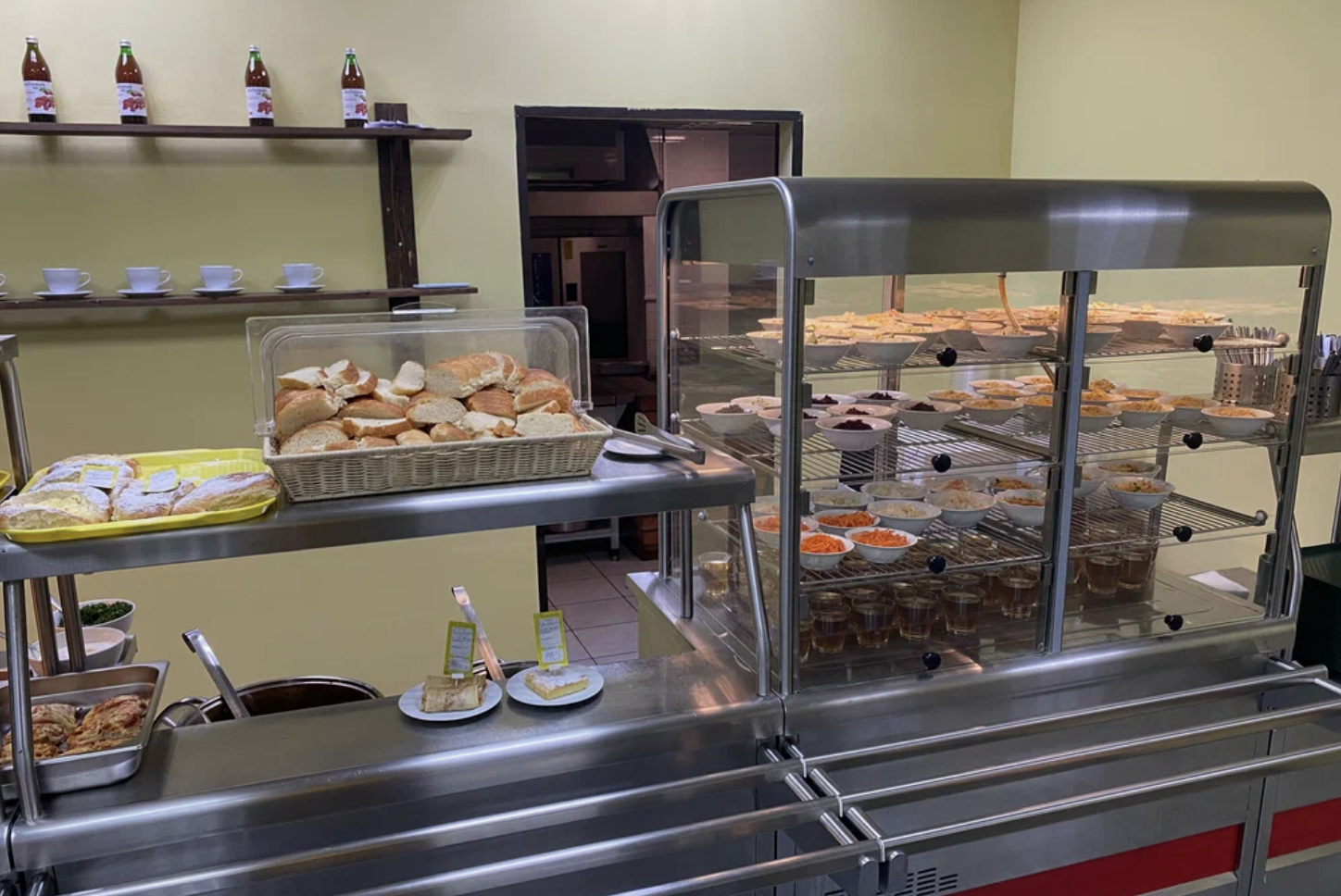 А самая дорогая часть линии раздачи – это холодильник с салатиками.