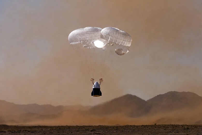 Космический корабль пережил столкновение на орбите и благополучно приземлился - 1 Космический корабль пережил столкновение на орбите и благополучно приземлился