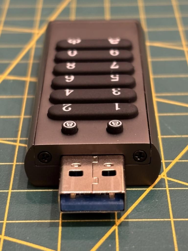 От вскрытия нашу флешку охраняют всего два болтика — вот уж не ожидал такого от защищенного устройства... 