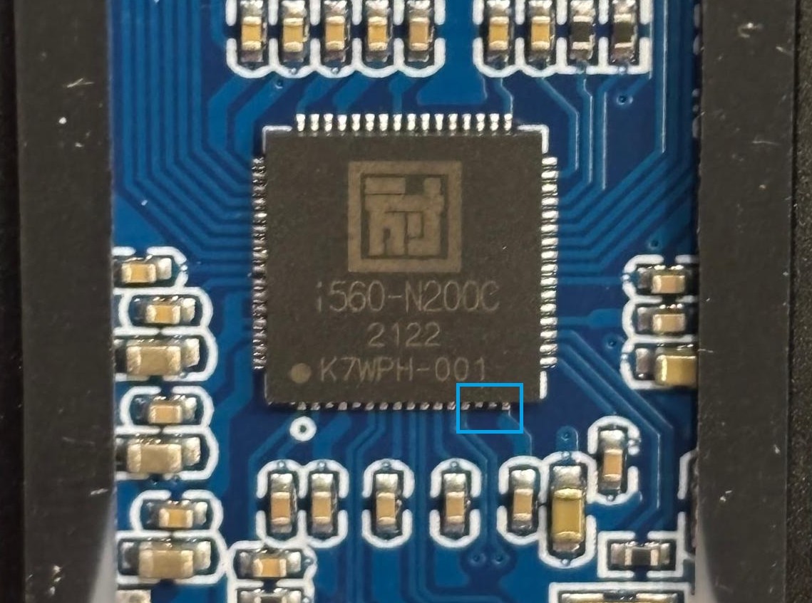 Интересно, что контакты UART (выделены обводкой) не только не выведены в отдельные пятаки, но даже не распаяны