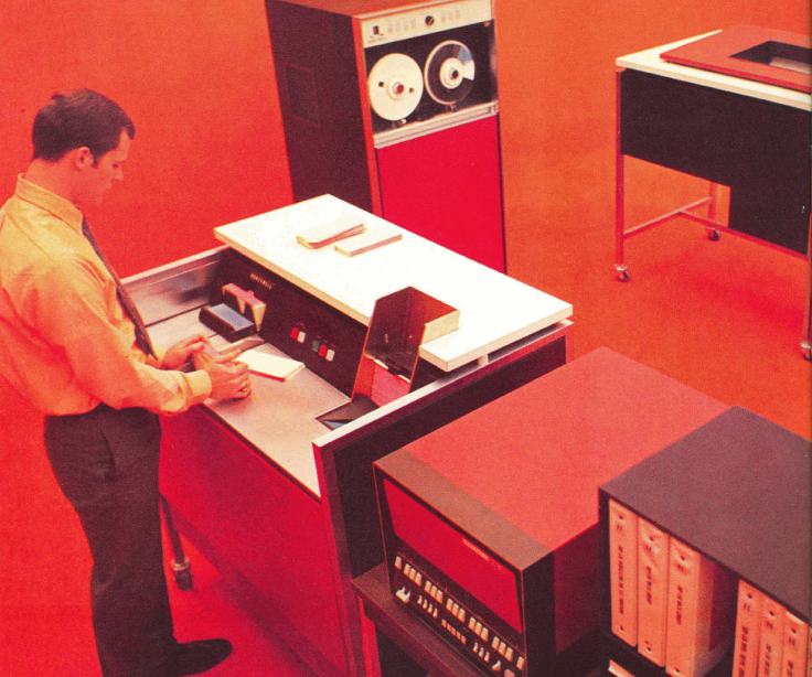 Из рекламного буклета. IBM называли голубым гигантом за обилие синего цвета на корпусах мейнфрейма. Предполагаю, что Honeywell решили взять красный в рамках визуального позиционирования.