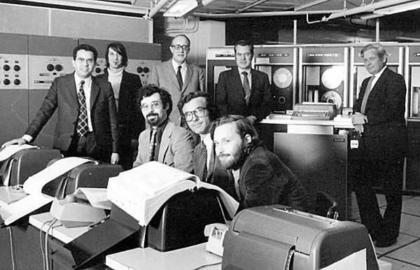 Команды французских и американских ученых в Париже вводят в эксплуатацию мейнфрейм GE-645 под операционной системой Multics. 