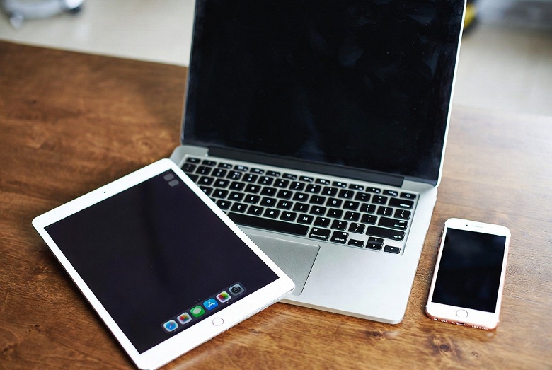 Выбивает автоматы, перегреваются блоки питания, перегорают удлинители: россияне жалуются на зарядку техники Apple из Европы