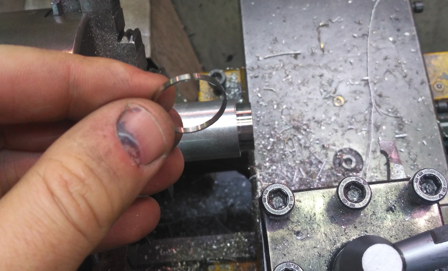 Собственно, кольцо. А ещё последствия пренебрежения техникой безопасности