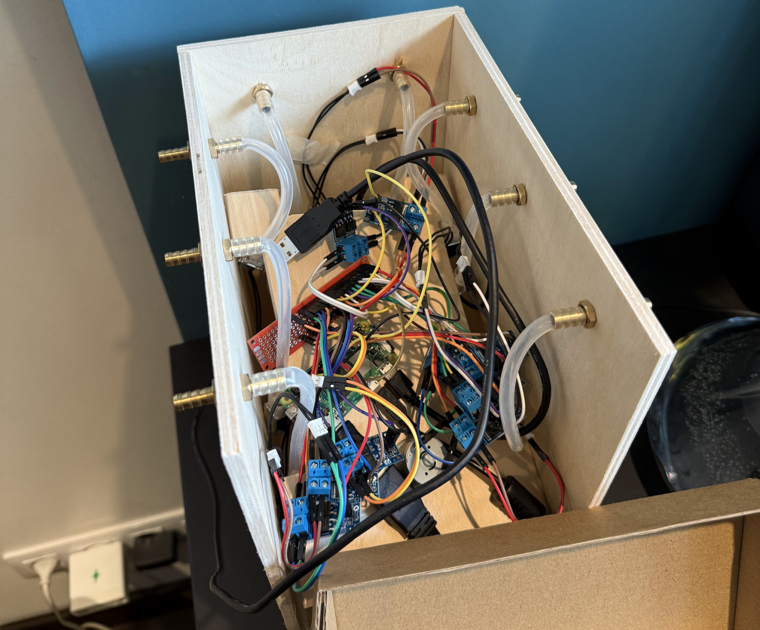 Электроналиватор: делаем автомат для коктейлей с помощью Raspberry Pi, нейросети и фанеры - 10 Электроналиватор: делаем автомат для коктейлей с помощью Raspberry Pi, нейросети и фанеры - 10