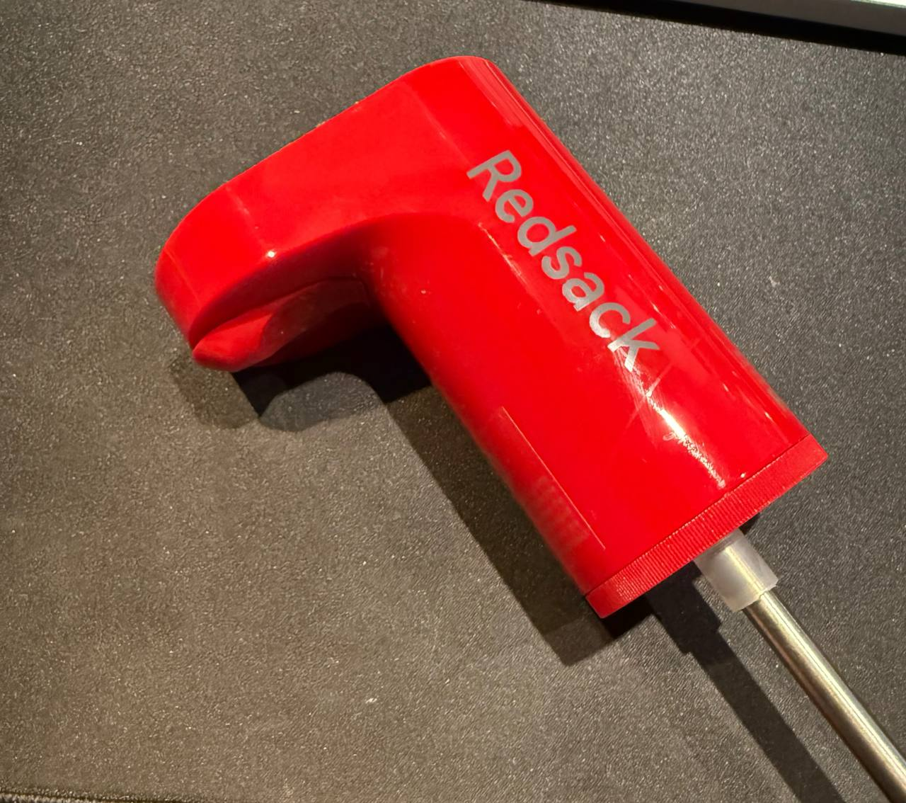 Поставить такой диспенсер можно в разные вертикальные ёмкости Поставить такой диспенсер можно в разные вертикальные ёмкости