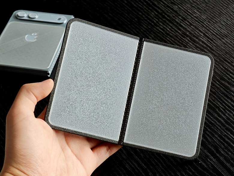 Первый за много лет iPhone в совершенно новом форм-факторе. Появились живые фото макета iPhone Fold