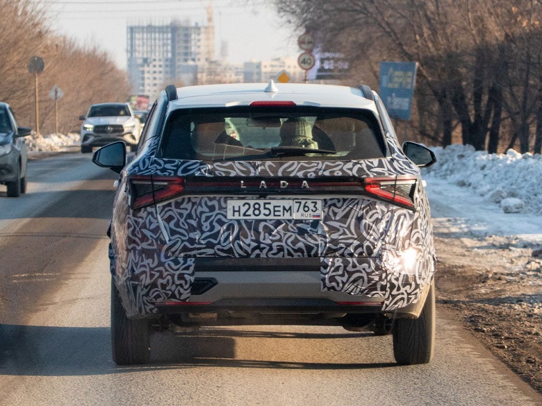 Базовый Lada Azimut засняли на обычной дороге: прототип &mdash; на штампованных колесных дисках и без двухцветной окраски кузова