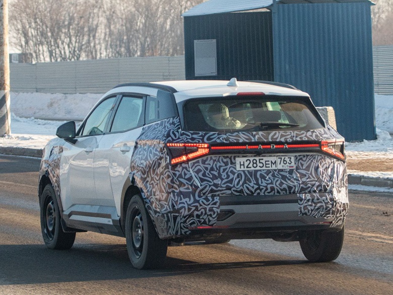 Базовый Lada Azimut засняли на обычной дороге: прототип &mdash; на штампованных колесных дисках и без двухцветной окраски кузова