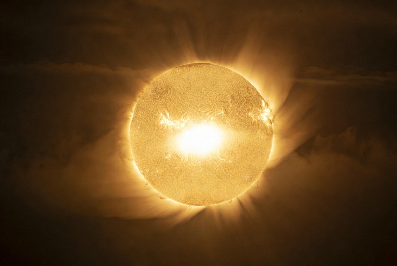 Крупнейшие солнечные пятна 2025 года просто исчезли &mdash; их поглотило светило