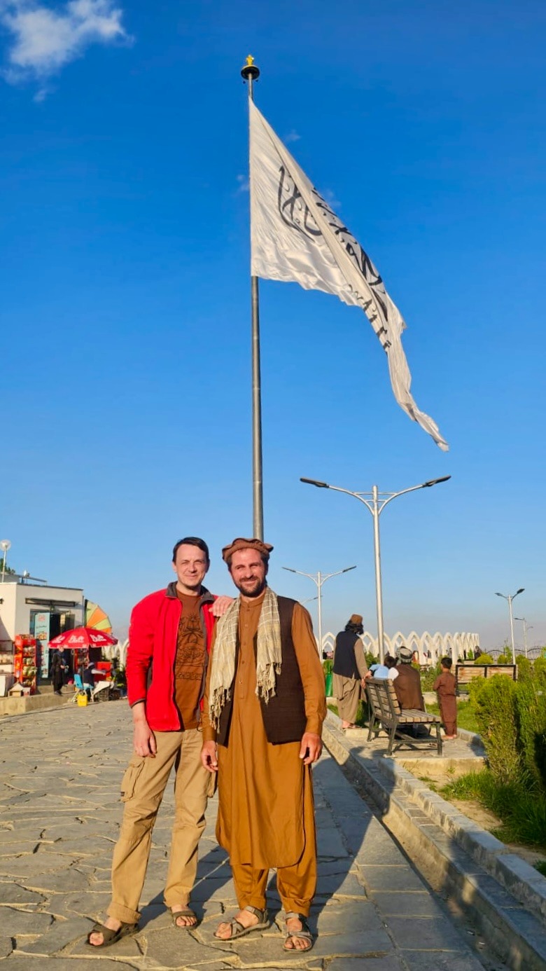 С Алексеем на фоне флага Афганистана.