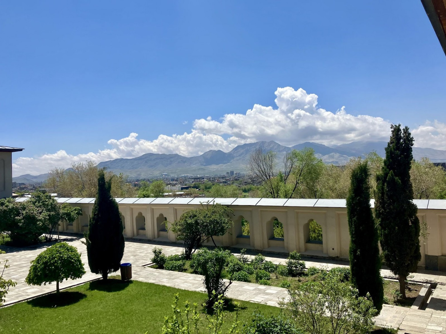 вид на Кабул из сада Бабура