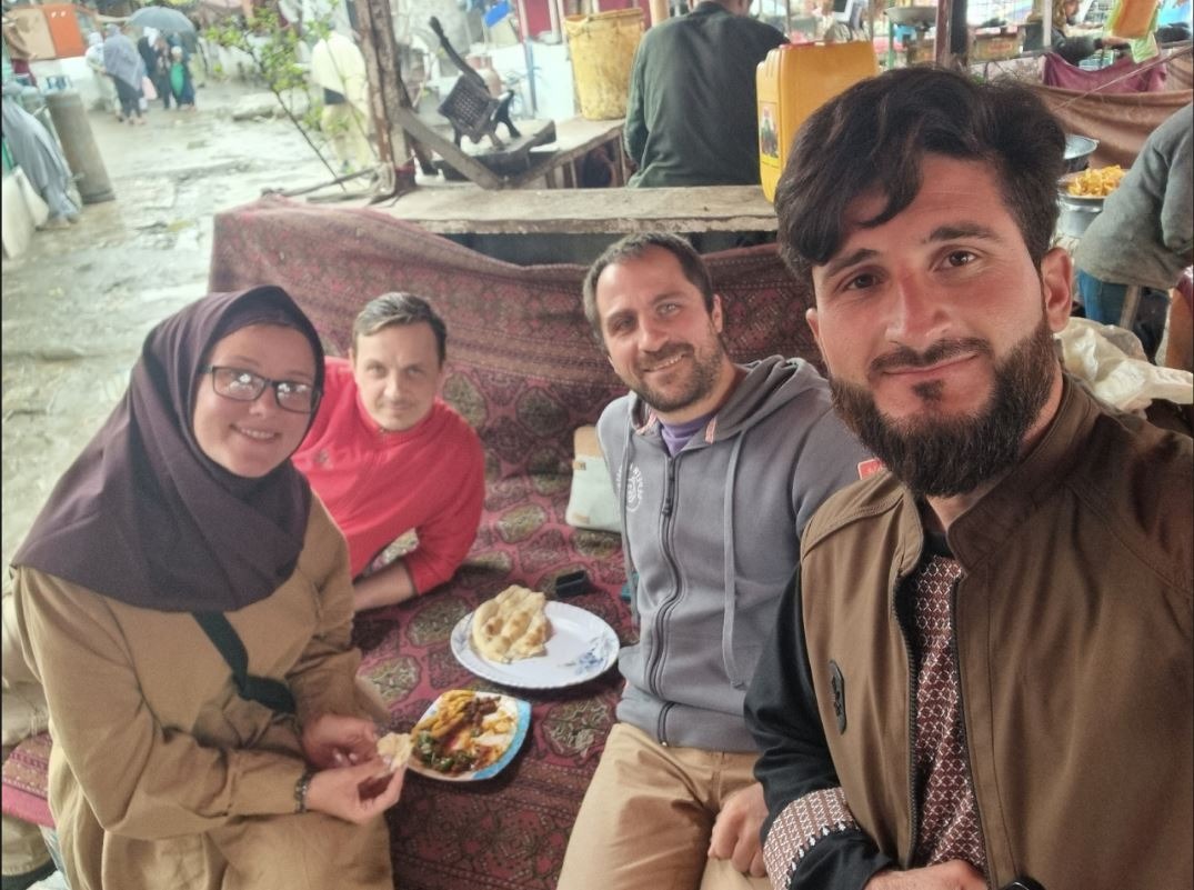 Перекус и новый знакомый.