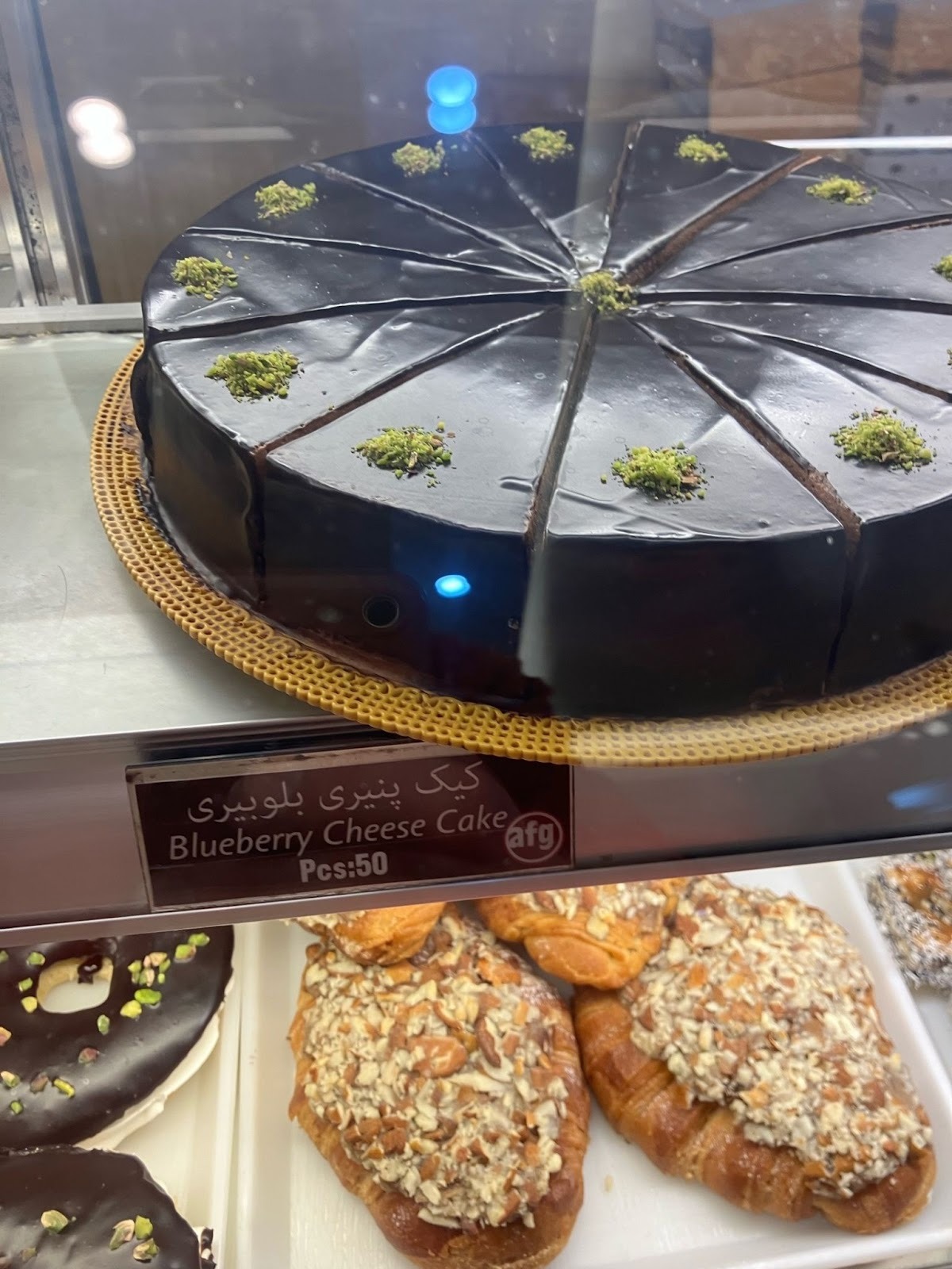 Черничный тортик в кабульской кофейне.