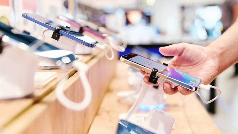 Разбитый экран и проблемы с аккумулятором. Главные причины обращения владельцев смартфонов в сервис в 2025 году назвали в «М.Видео» - 1 Разбитый экран и проблемы с аккумулятором. Главные причины обращения владельцев смартфонов в сервис в 2025 году назвали в «М.Видео»