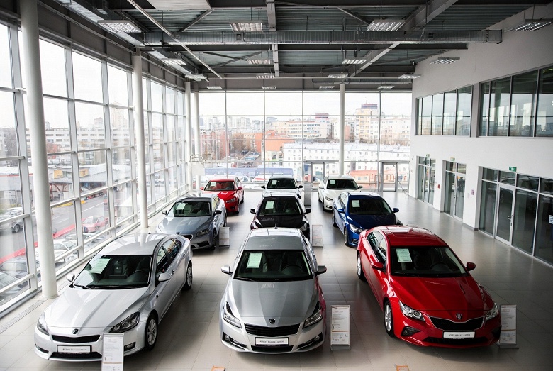 Старые цены на машины уже в прошлом: автомобили подорожали, но дилеры предупреждают, что это ещё не конец 