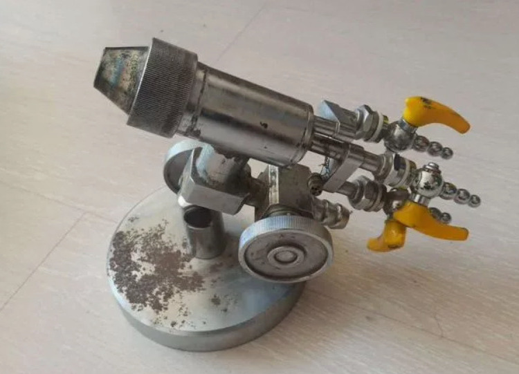 Фото 1.17. Чуть ржавенькая горелка Карпова в натуре. Исполнение оригинальное, культурное и компактное, со спрятанной трубкой дополнительного кислорода