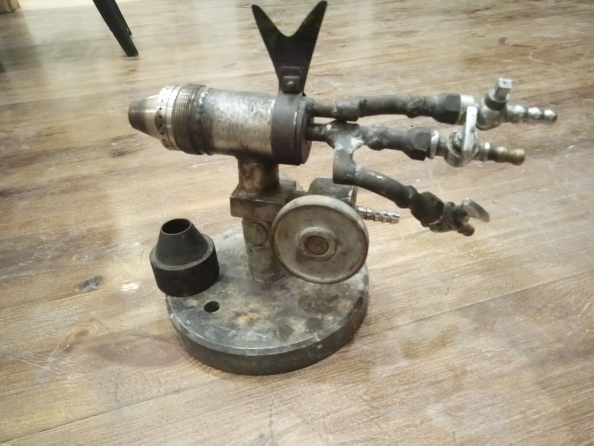 Фото 1.18. Ещё один экземпляр классической карповской пушки, со снятым верхним колпачком. «Ласточкин хвост» закреплённый сверху корпуса — т. н. подрезка — инструмент для продавливания кольцевых вмятин в горячей стеклянной трубке