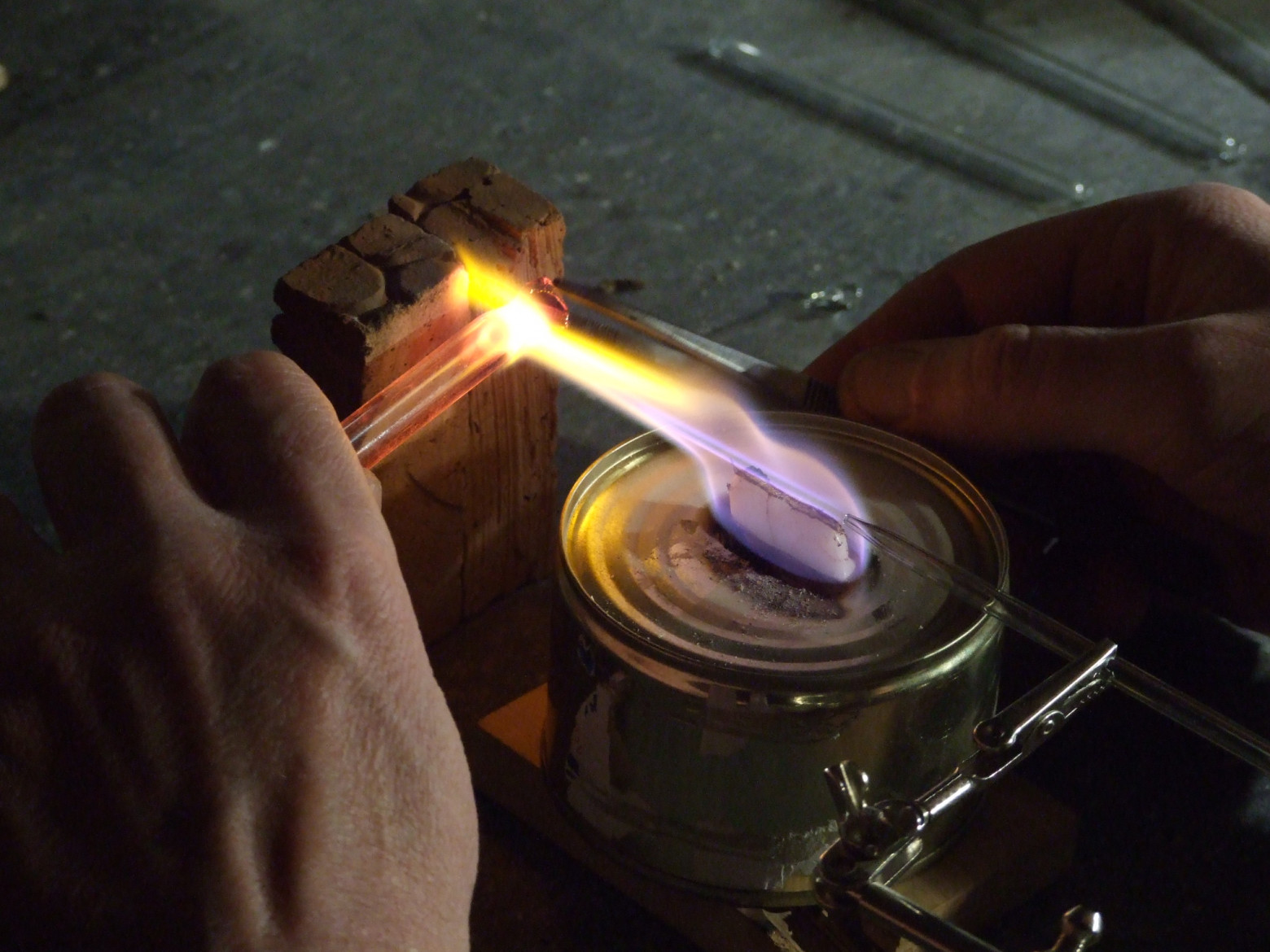 Фото 1.1. Вероятно, первым и простейшим источником небольшого горячего пламени была февка, она же «паяльная трубка» — воздушное сопло, помещаемое внутрь мягкого, спокойного пламени горящего жидкого или твёрдого топлива [1]. На фото — стеклянная воздушная трубка и пламя сухого горючего. С импровизированными горелками такого типа (на основе керосиновых ламп разного размера) в бытность не гнушались работать даже профессиональные стеклодувы и тем более любители