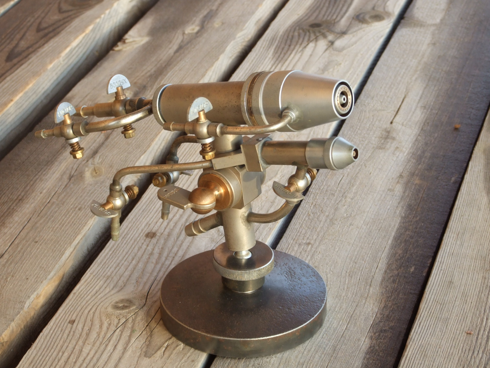 Фото 1.21. Горелка с дополнительным кислородом. Вариант с некрупной паяльной пушечкой на единой ноге