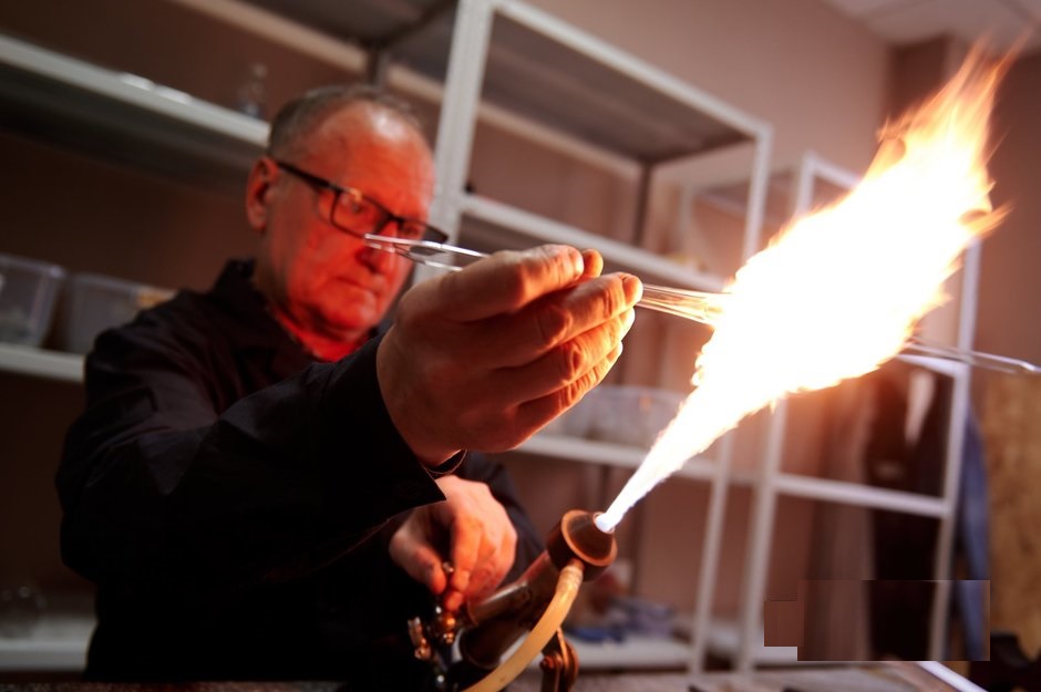 Фото 1.22. Карповская пушка умеет работать весьма крупными огнями — дополнительный кислород поверх основного пламени делает факел устойчивым. На фото — казанский стеклодув Александр Маринин. Разогрев крупной заготовки «пульки»