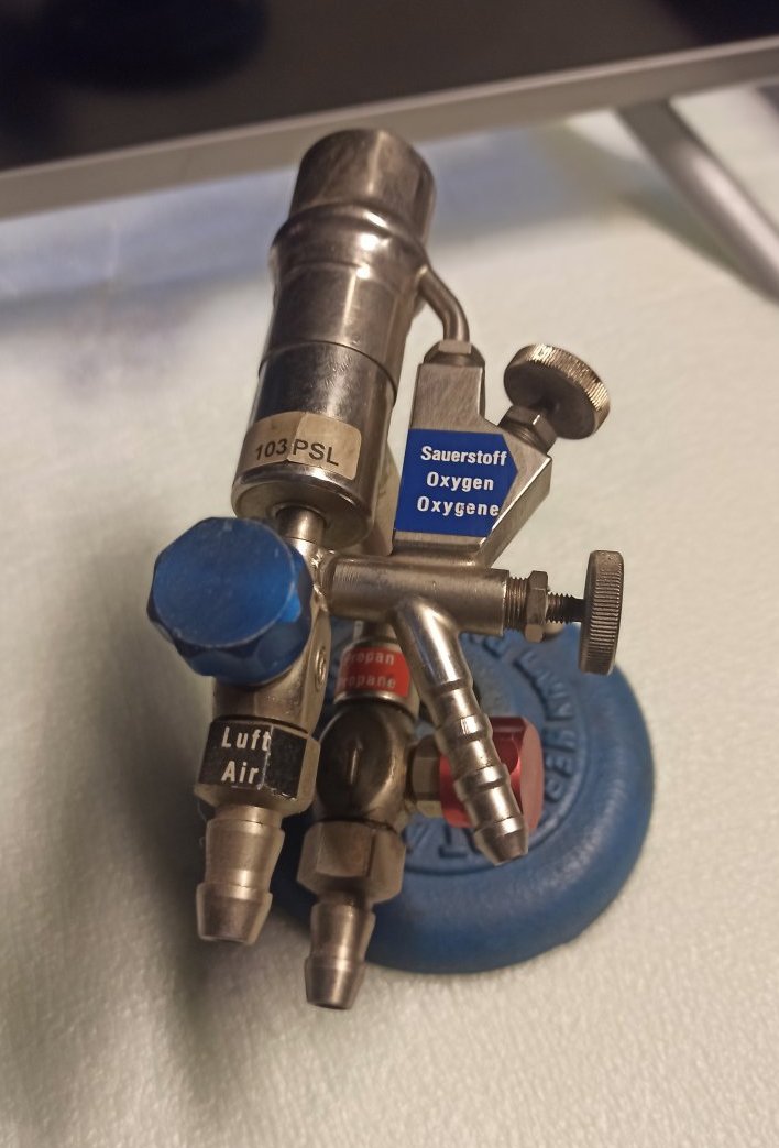 Фото 1.23. Немецкий вариант «добавочного кислорода» в натуре, от знаменитой фирмы Арнольд. Отметим игольчатые, более точные и плавные краны, трубка к колпачку хоть и расположена снаружи, но компактна и надёжно закреплена, а дополнительный краник от неё выполнен единым узлом с «кислородом основным»