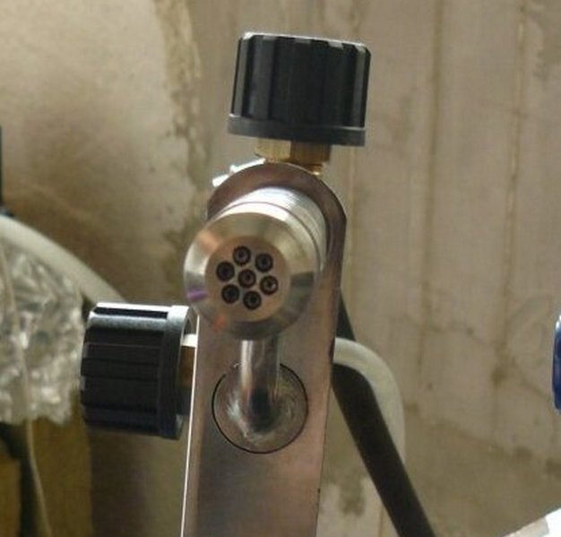 Фото 2.1. Современная небольшая стеклодувная горелка (чешская?) капиллярного типа. Хорошо видно, как каждое отверстие в сопле представляет собой отдельную крохотную пушечку