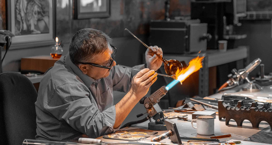 Фото 2.5. Мастер-стеклодув из тверского музея художественного стекла, за капиллярной чешской горелкой