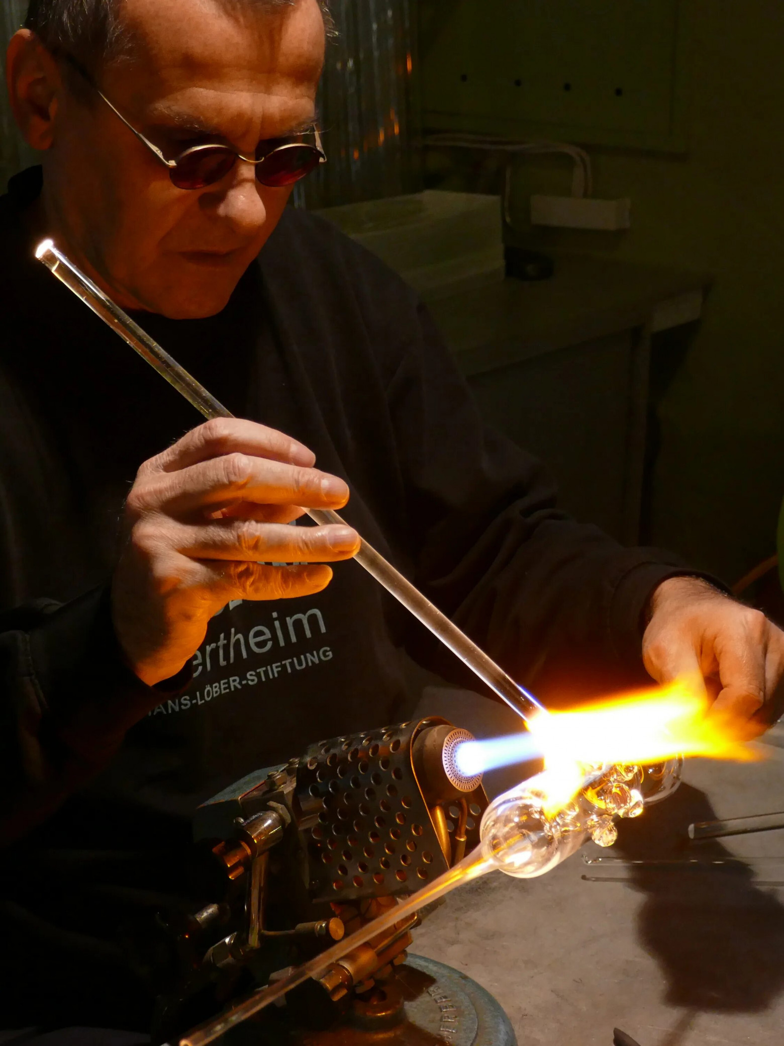 Фото 2.6. Мастер-стеклодув за крупной капиллярной горелкой Arnold Zenit