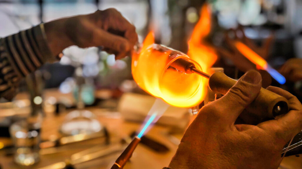 Фото 3.1. Разогрев и формовка довольно крупной работы в пламени ручной сварочной горелки