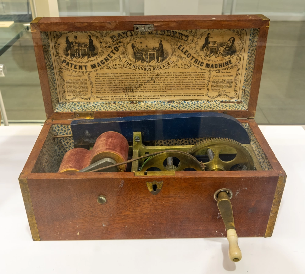 На фотографии хорошо видна пара шестерен с разным количеством зубьев — ручку можно вращать достаточно медленно, не прикладывая большие усилия