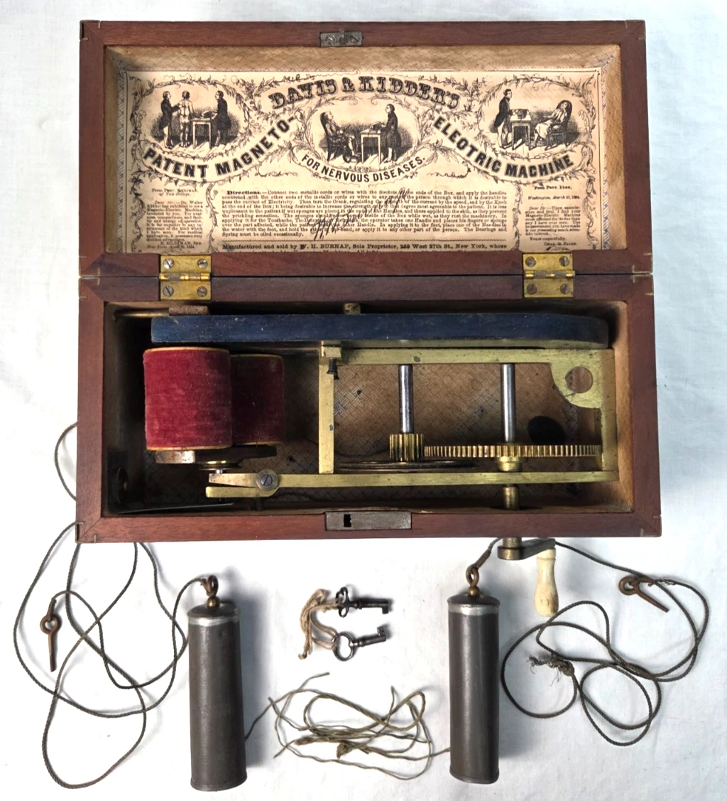 Фотография с ebay. В качестве электродов выступали два металлических стержня, которые пациент должен был держать в руках, если ток требовалось пропустить через все его тело